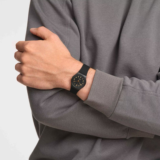 Orologio solo tempo Swatch cinturino cassa neri dettagli oro MISURA UNICA