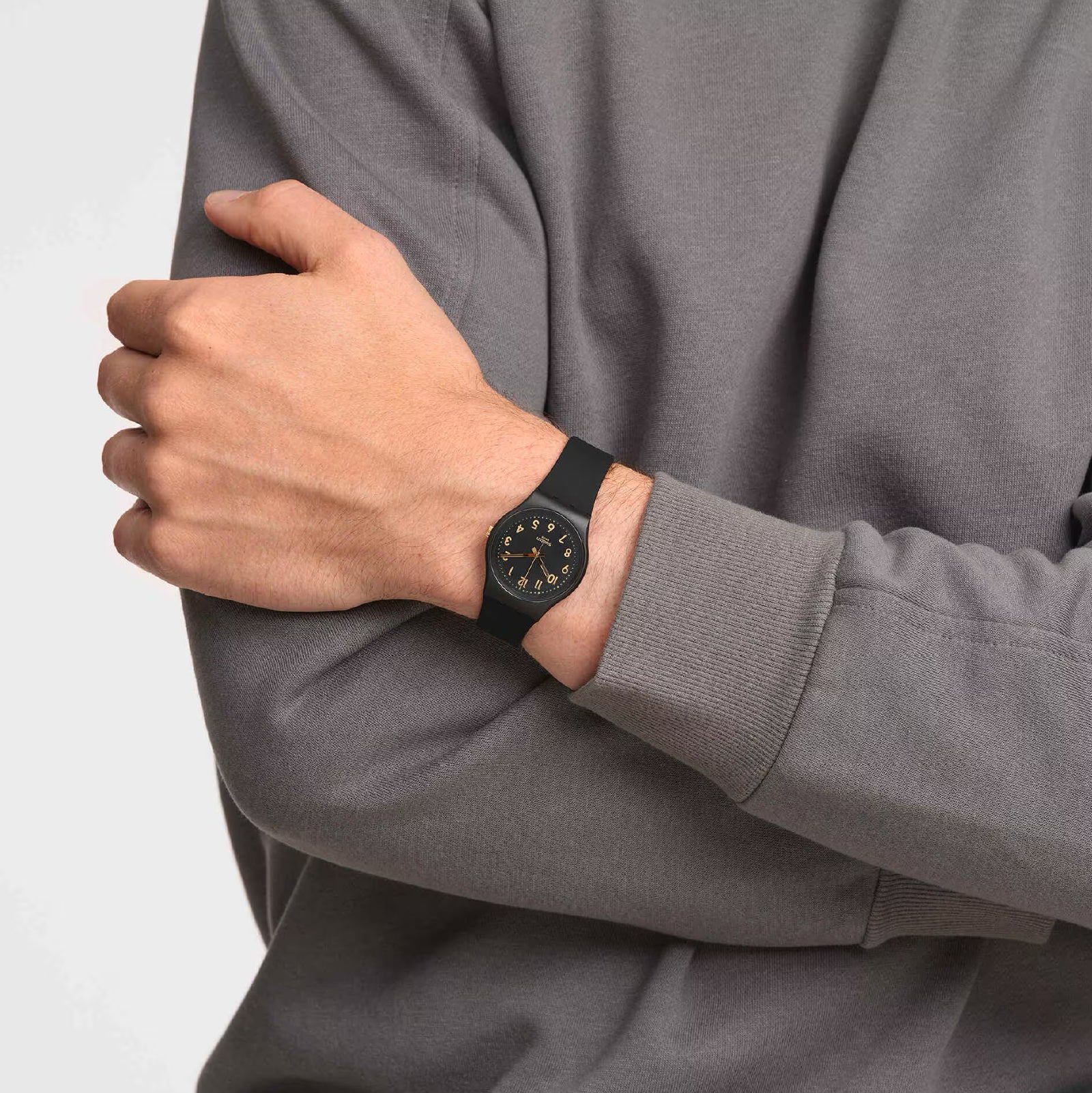 Orologio solo tempo Swatch cinturino cassa neri dettagli oro MISURA UNICA