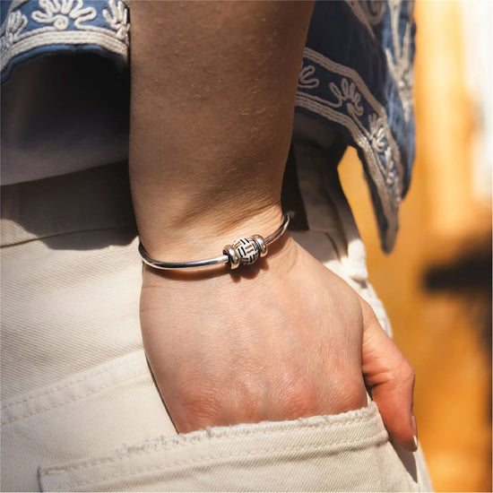 Charm Trollbeads Ritmo in vetro bianco con linee oro e nero MISURA UNICA