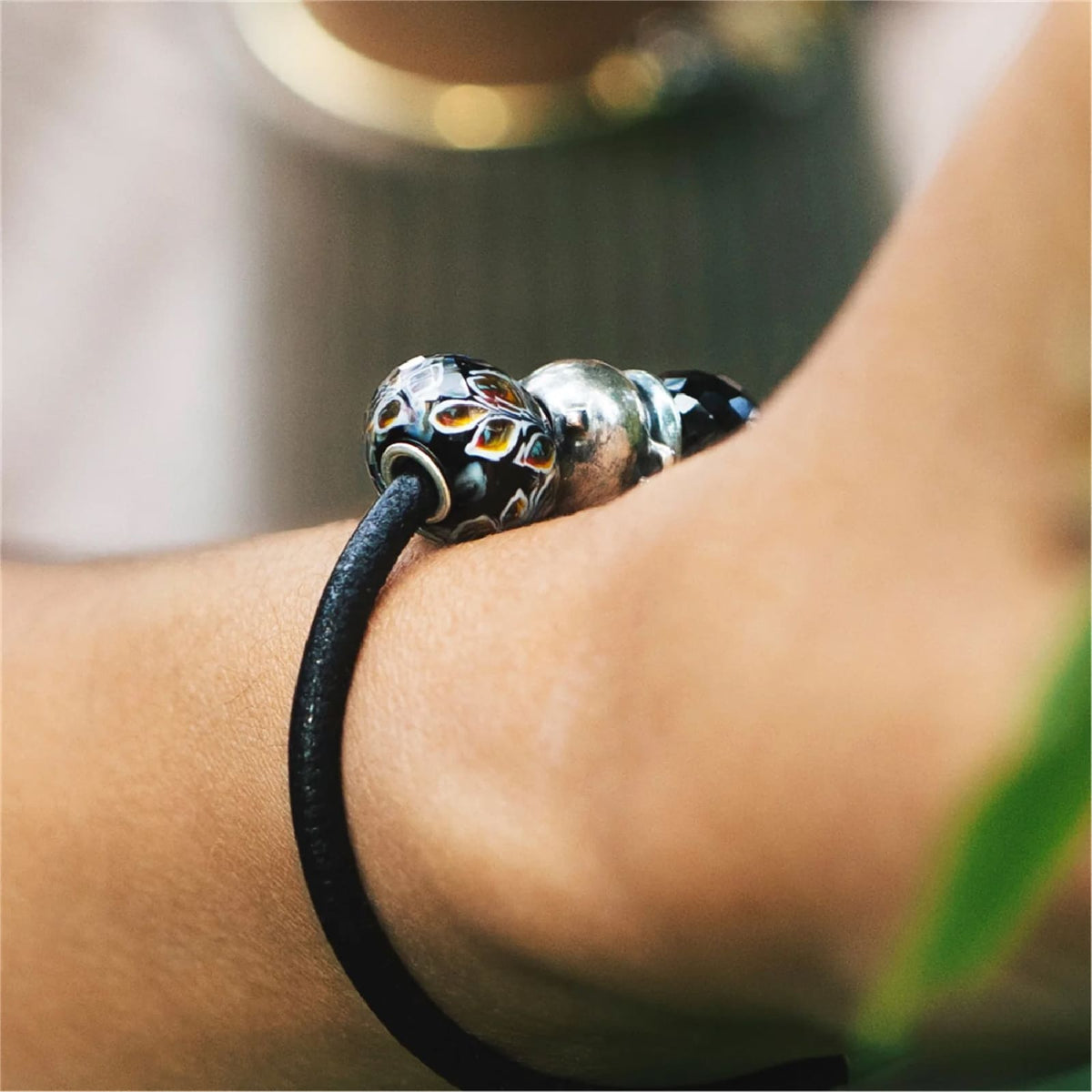 Charm Trollbeads Luce Nascosta in argento e vetro nero MISURA UNICA