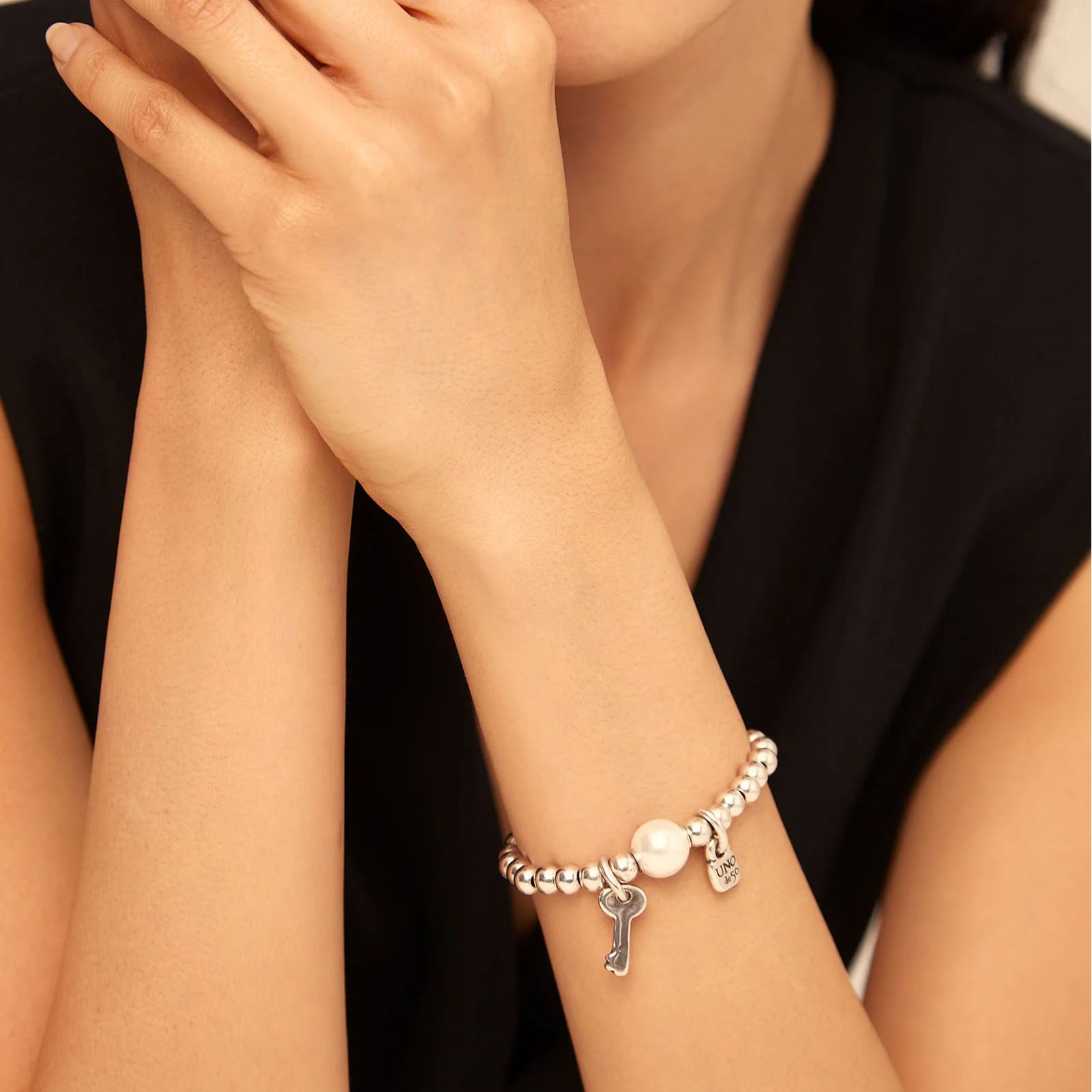 Bracciale elastico Uno de 50 in metallo con perla e charms elastico