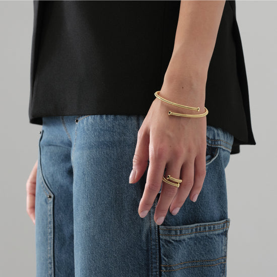 Bracciale rigido aperto Unoaerre in bronzo dorato con bulloni 20 cm