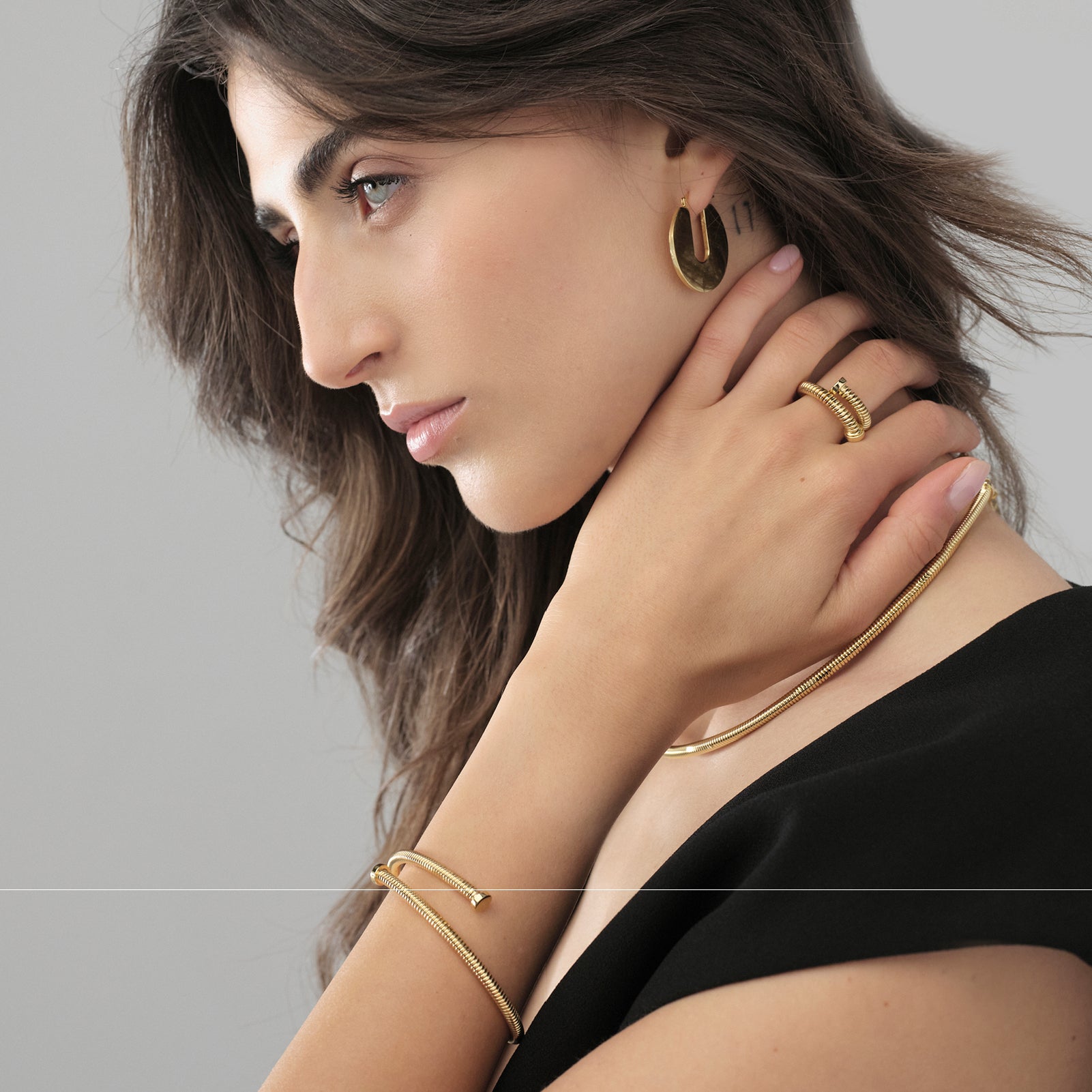 Anello contrarié donna Unoaerre in bronzo dorato con bulloni Regolabile dalla 14 alla 16