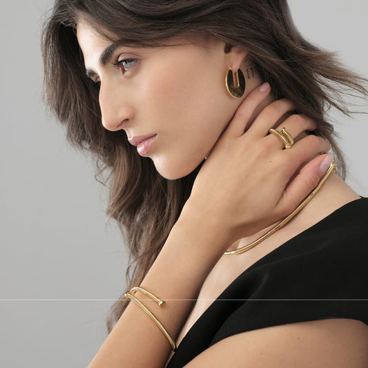 Anello contrarié donna Unoaerre in bronzo dorato con bulloni Regolabile dalla 14 alla 16