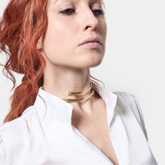 Collana rigida Unoaerre in bronzo dorato con zirconi bianchi
