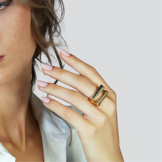 Anello Unoaerre Dinamica design geometrico in bronzo dorato REGOLABILE