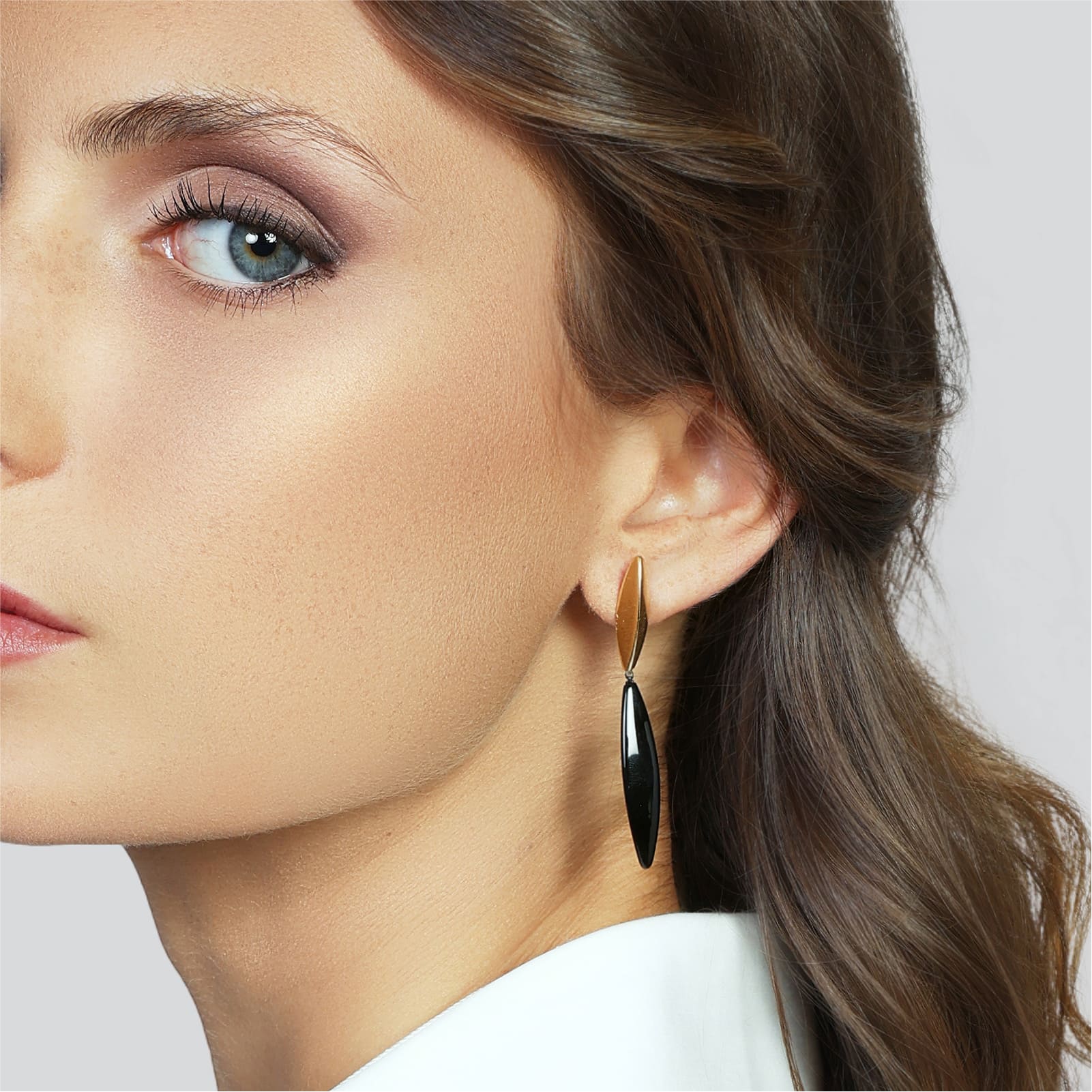 Orecchini pendenti Unoaerre in argento dorato e dettagli neri MISURA UNICA