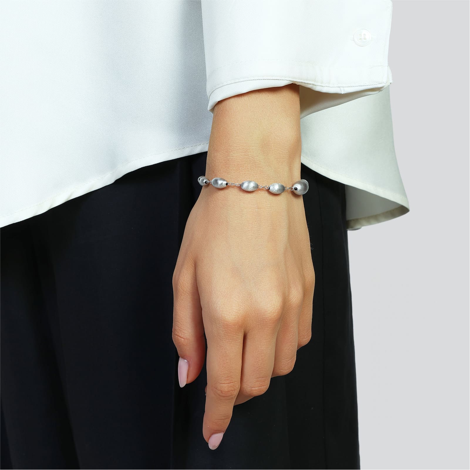 Bracciale catena Unoaerre in argento rodiato e perle satinate Regolabile 17-19,5 cm