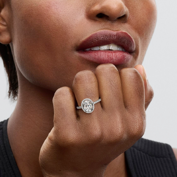 Anello solitario Pandora in argento rodiato con zirconi bianchi